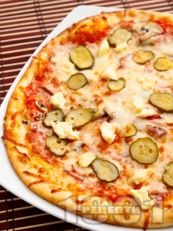 Пица Тоскана с кисели краставички и топено сирене - снимка на рецептата